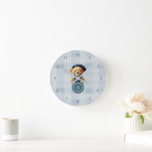 Bear Monogram Blue Gingham Wall Clock Runde Wanduhr (Zuhause)