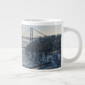 Bear Mountain-Brücke Jumbo-Tasse (Rechts)