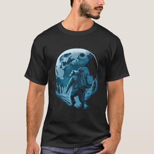 Bear With Backpack Travels On The Moon Graphic T-Shirt (Vorderseite)
