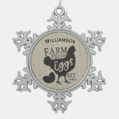 Bearbeitbare Farmhausreihen Familieneier Schneeflocken Zinn-Ornament (Vorderseite)