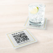 Bearbeitbarer QR-Code & Text mit gelber Goldumrand Glasuntersetzer (Schrägansicht)