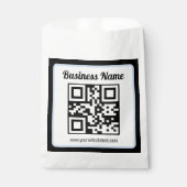 Bearbeitbarer QR-Code & Text mit hellblauem Rand Geschenktütchen (Vorderseite)