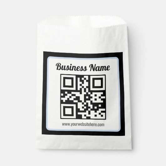 Bearbeitbarer QR-Code & Text mit hellblauem Rand Geschenktütchen (Vorderseite)