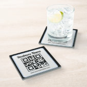 Bearbeitbarer QR-Code & Text mit hellblauem Rand Glasuntersetzer (Schrägansicht)