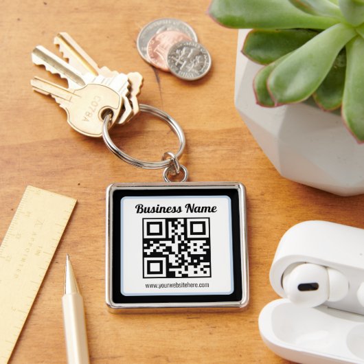 Bearbeitbarer QR-Code & Text mit hellblauem Rand Schlüsselanhänger (Schreibtisch)