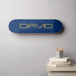 Bearbeitbarer stylischer Text | Gold und Navy Blue Skateboard<br><div class="desc">Stilvoll anpassbarer Text,  bearbeiten,  wie Sie möchten!</div>