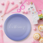 Bearbeitbares kursives Skript | Weißes und Lila Vi Pappteller (Party)