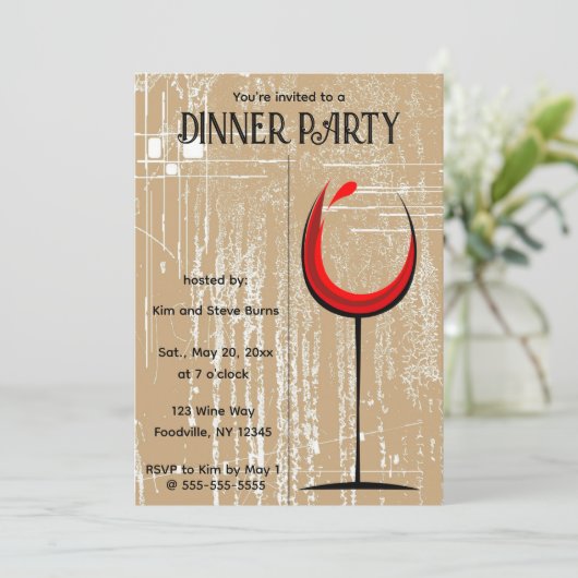 bearbeitbares Weinglas im braunen Hintergrund Einladung (Stehend Vorderseite)