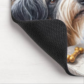 Bearded Collie Blick auf Hunde-Leckereien Mousepad (Ecke)