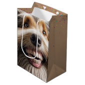Bearded Collie mit einem Toothy Lächeln Mittlere Geschenktüte (Vorderseite Schrägansicht)
