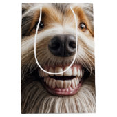 Bearded Collie mit einem Toothy Lächeln Mittlere Geschenktüte (Vorderseite)