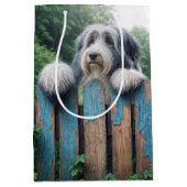 Bearded Collie Peeking Over a Fence Mittlere Geschenktüte (Vorderseite)