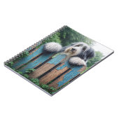 Bearded Collie Pinkeln über den alten Zaun Notizblock (Linke Seite)