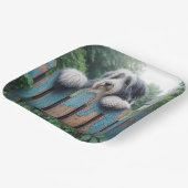 Bearded Collie Pinkeln über den alten Zaun Pappteller (Gewinkelt)