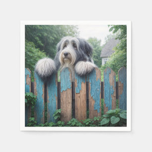 Bearded Collie Pinkeln über den alten Zaun Serviette