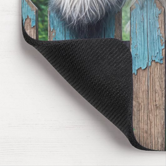 Bearded Collie Pinkeln über einen alten Zaun Mousepad (Ecke)
