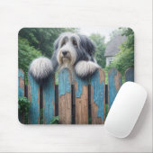 Bearded Collie Pinkeln über einen alten Zaun Mousepad (Mit Mouse)