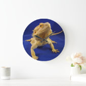 Bearded Dragon on Blue Große Wanduhr (Zuhause)