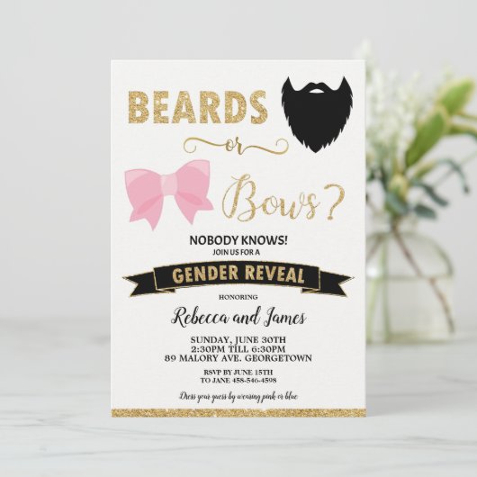 Beards oder Bows Gender Reveal Baby Shower Gold Einladung (Stehend Vorderseite)