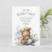 Bearly Wait Airplane Blue Baby Dusche Einladung (Stehend Vorderseite)
