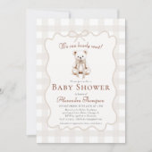 Bearly Wait Teddy Bow Neutral Gingham Baby Shower Einladung (Vorderseite)