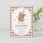 Beary First Birthday Gingham Photo Invitation Einladung (Stehend Vorderseite)