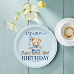 Beary first boys Geburtstag niedlich Teddy Blue Ba Pappteller<br><div class="desc">Geburtstagsgeschirr für Jungs,  personalisierte Party-Teller,  niedlicher Teddybär in Aquarell gekleidet und eine Bogen-Krawatte mit einem blauen Ballon Party Teller blau braun und weiß.</div>