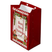 Beary Merry Christmas - Name anpassen Mittlere Geschenktüte (Vorderseite Schrägansicht)