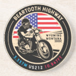 Bearzahnautobahn für alle amerikanischen Straßen M Getränkeuntersetzer<br><div class="desc">Bärzahnautobahn in einem Vintagen,  bedrückten Stilemblem. Es ist eine berühmte All-American Road in Wyoming und Montana.</div>
