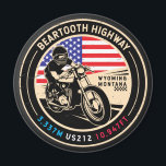 Bearzahnautobahn für alle amerikanischen Straßen M Magnet<br><div class="desc">Bärzahnautobahn in einem Vintagen,  bedrückten Stilemblem. Es ist eine berühmte All-American Road in Wyoming und Montana.</div>