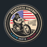 Bearzahnautobahn für alle amerikanischen Straßen M Magnet<br><div class="desc">Bärzahnautobahn in einem Vintagen,  bedrückten Stilemblem. Es ist eine berühmte All-American Road in Wyoming und Montana.</div>