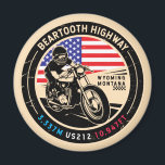 Bearzahnautobahn für alle amerikanischen Straßen M Magnet<br><div class="desc">Bärzahnautobahn in einem Vintagen,  bedrückten Stilemblem. Es ist eine berühmte All-American Road in Wyoming und Montana.</div>