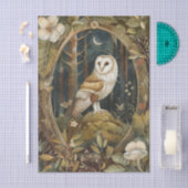 Beautiful Barn Owl Framed by the Forest Seidenpapier (Handwerk)