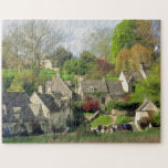 Beautiful Bibury, Cotswolds, UK Jigsaw Puzzle<br><div class="desc">Bibury gilt als eines der am meisten fotografierten Dörfer in Großbritannien. Es scheint heute weit weg zu sein, aber es wird Ihnen selbst sein, wenn Sie fertig sind zu genießen. Bibury wurde einst von William Morris (1834-1896) als "das schönste Dorf Englands" beschrieben. Ein Bild von Bibury ist auf der Innenseite...</div>