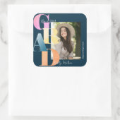 Beautiful Blue Bold Schriftart Foto 2024 Abschluss Quadratischer Aufkleber (Tasche)