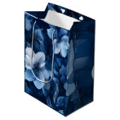 Beautiful Blue Floral Mittlere Geschenktüte (Vorderseite Schrägansicht)