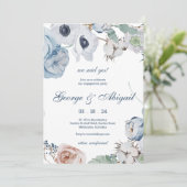 Beautiful Blue Florals Verlobung Einladung (Stehend Vorderseite)