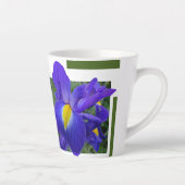 Beautiful Blue Iris Design Latte Tasse (Rechts)