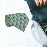 Beautiful Blue Peacock Feathers Krawatte<br><div class="desc">Kleid im Stil mit dieser stilvollen Krawatte,  die das Foto eines wunderschönen,  blauen Pfauens zeigt,  in einem sich wiederholenden Muster gedruckt.</div>