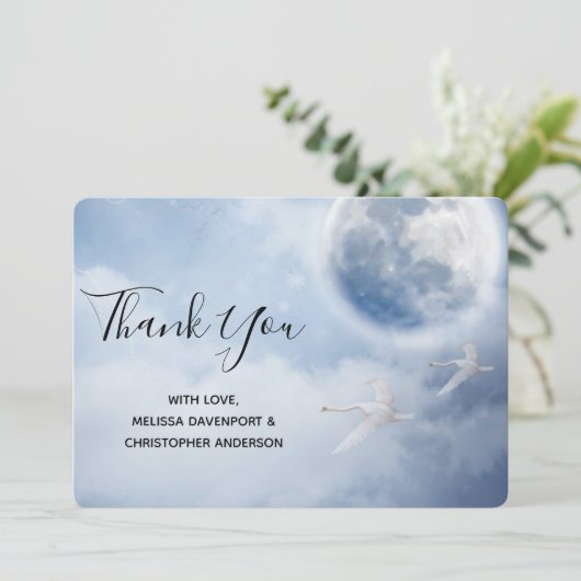 Beautiful Blue Sky mit Flying Swans Dankeskarte (Stehend Vorderseite)