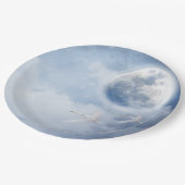 Beautiful Blue Sky mit Flying Swans Pappteller (Schrägansicht)