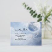 Beautiful Blue Sky mit Flying Swans Save the Date Einladungspostkarte (Stehend Vorderseite)