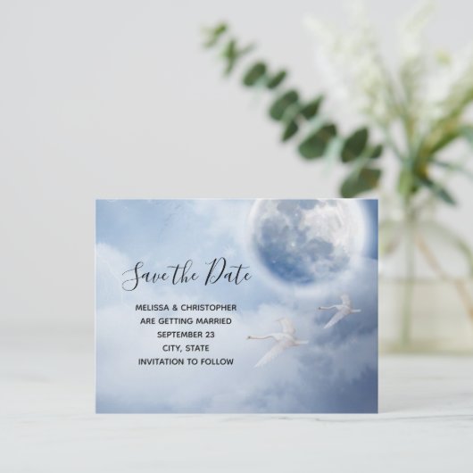 Beautiful Blue Sky mit Flying Swans Save the Date Einladungspostkarte (Stehend Vorderseite)