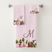 Beautiful Blume Custom Monogram Stripes Badhandtuch Set (Insitu)