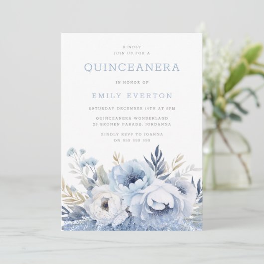 Beautiful Dusty Blue Floral Quinceanera Party Einladung (Stehend Vorderseite)