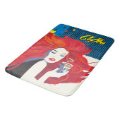 "Beautiful Fashion Woman with Coffee Cup" Pop Art Badematte (Schrägansicht)