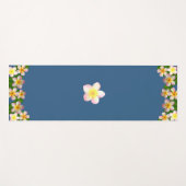 Beautiful Frangipani Blume auf Award Blue Yogamatte (Vorderseite (Horizontal))