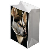 Beautiful Husky Throw Pillow Mittlere Geschenktüte (Vorderseite Schrägansicht)