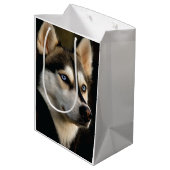 Beautiful Husky Throw Pillow Mittlere Geschenktüte (Rückseite Schrägansicht)