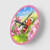 Beautiful Ladybug in the flower garden. Runde Wanduhr (Winkel)